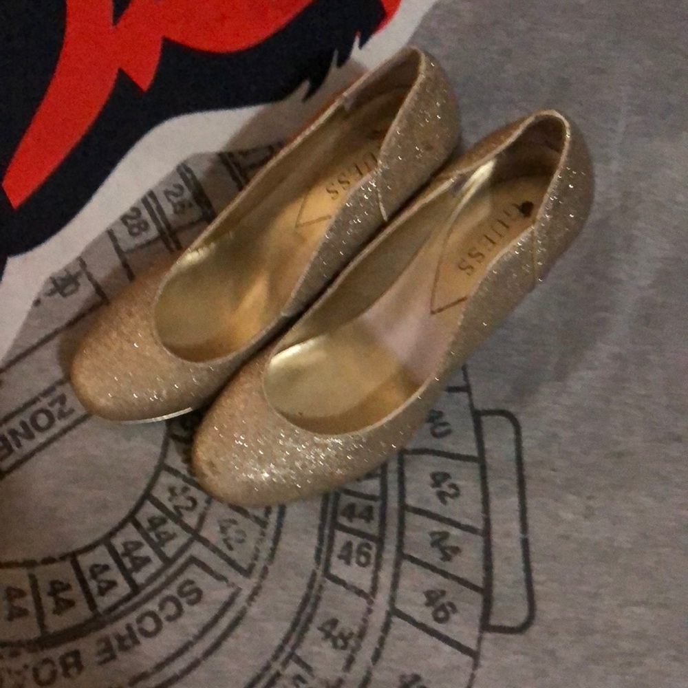 Gold glitter guess pumps